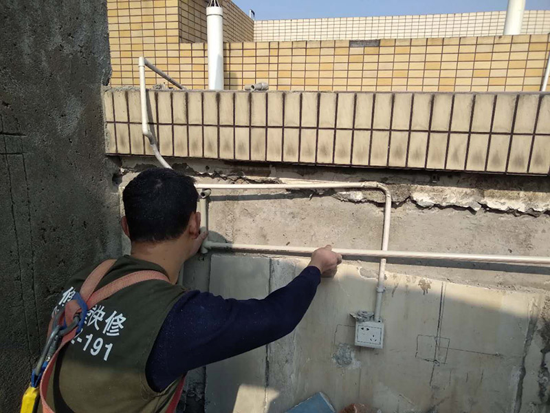 外墻管道漏水維修：首先需要去盡快解決的就是排水的問題，從這里就是要及時(shí)的去維修。一般排水管出現(xiàn)漏水的時(shí)候，都是比較的難以去檢修的，如果是在外側(cè)還好，如果是墻壁里面的話，那么還是需要去避免的。 1、找滲水的部位，鑿開外墻滲水區(qū)域，進(jìn)行檢測(cè)，找到滲水的根本原因，然后進(jìn)行處理。 2、如果是飄窗板上面滲水。這個(gè)時(shí)候就可以采用注漿法進(jìn)行修復(fù)，也可以用相同的墻體來好好修復(fù)。3、里面修復(fù)好后，外墻也需要修復(fù)，主要是用涂料修復(fù)，用防水膩?zhàn)铀?次后，然后按照其他的裝修工藝進(jìn)行施工。 4、仔細(xì)的找到墻體上門的空頭縫，墻體上門的孔洞，一一將它們進(jìn)行清除、填補(bǔ)。