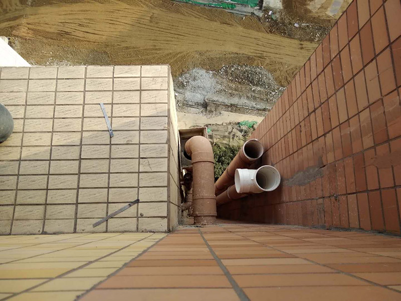 外墻管道漏水維修：首先需要去盡快解決的就是排水的問題，從這里就是要及時(shí)的去維修。一般排水管出現(xiàn)漏水的時(shí)候，都是比較的難以去檢修的，如果是在外側(cè)還好，如果是墻壁里面的話，那么還是需要去避免的。 1、找滲水的部位，鑿開外墻滲水區(qū)域，進(jìn)行檢測(cè)，找到滲水的根本原因，然后進(jìn)行處理。 2、如果是飄窗板上面滲水。這個(gè)時(shí)候就可以采用注漿法進(jìn)行修復(fù)，也可以用相同的墻體來好好修復(fù)。3、里面修復(fù)好后，外墻也需要修復(fù)，主要是用涂料修復(fù)，用防水膩?zhàn)铀?次后，然后按照其他的裝修工藝進(jìn)行施工。 4、仔細(xì)的找到墻體上門的空頭縫，墻體上門的孔洞，一一將它們進(jìn)行清除、填補(bǔ)。