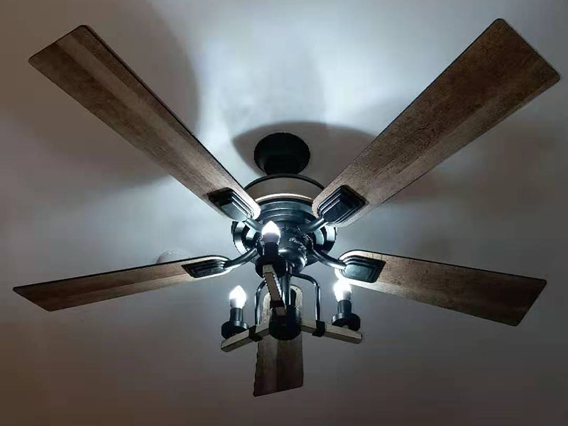 吊扇燈安裝：首先要使電路斷電，請拆下相應(yīng)的保險絲或使相應(yīng)斷路器跳閘。另外，您也可以操作總開關(guān)以切斷家里的總電源。從天花板上拆下原來的燈具。大多數(shù)燈具都使用螺栓或螺釘固定在天花板上，拆下蓋板后可斷開連接。在大多數(shù)家庭中，電路中有兩根線，燈具中有三根線。將黑線和黑線相連、白線和白線相連，然后將剩余的接地線(裸線或綠線)連接到金屬接線盒中或制造商建議的其他位置。使用接線螺母進(jìn)行連接，并在連接后檢查是否牢固。