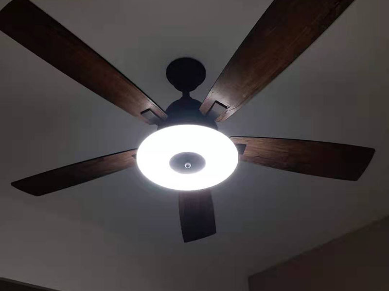 吊扇燈安裝：首先要使電路斷電，請拆下相應(yīng)的保險絲或使相應(yīng)斷路器跳閘。另外，您也可以操作總開關(guān)以切斷家里的總電源。從天花板上拆下原來的燈具。大多數(shù)燈具都使用螺栓或螺釘固定在天花板上，拆下蓋板后可斷開連接。在大多數(shù)家庭中，電路中有兩根線，燈具中有三根線。將黑線和黑線相連、白線和白線相連，然后將剩余的接地線(裸線或綠線)連接到金屬接線盒中或制造商建議的其他位置。使用接線螺母進(jìn)行連接，并在連接后檢查是否牢固。