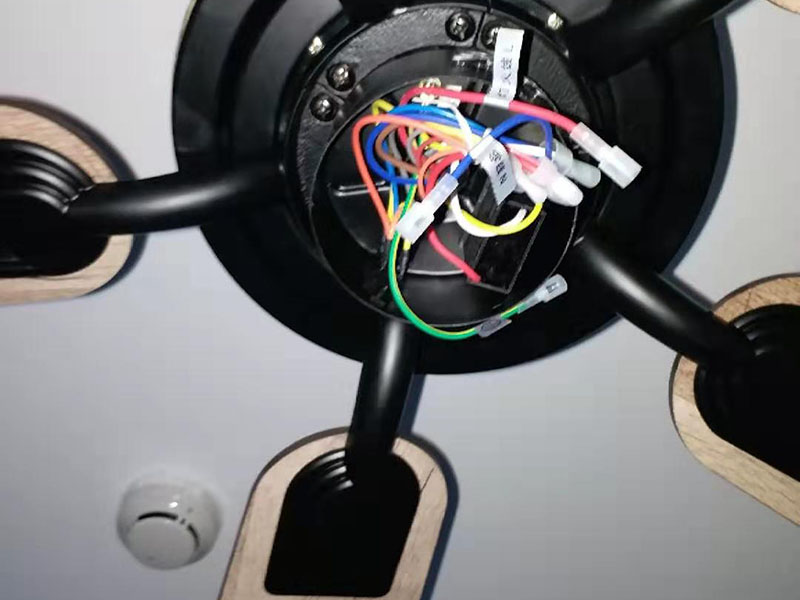 吊扇燈安裝：首先要使電路斷電，請拆下相應(yīng)的保險絲或使相應(yīng)斷路器跳閘。另外，您也可以操作總開關(guān)以切斷家里的總電源。從天花板上拆下原來的燈具。大多數(shù)燈具都使用螺栓或螺釘固定在天花板上，拆下蓋板后可斷開連接。在大多數(shù)家庭中，電路中有兩根線，燈具中有三根線。將黑線和黑線相連、白線和白線相連，然后將剩余的接地線(裸線或綠線)連接到金屬接線盒中或制造商建議的其他位置。使用接線螺母進(jìn)行連接，并在連接后檢查是否牢固。