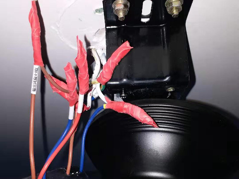 吊扇燈安裝：首先要使電路斷電，請拆下相應(yīng)的保險絲或使相應(yīng)斷路器跳閘。另外，您也可以操作總開關(guān)以切斷家里的總電源。從天花板上拆下原來的燈具。大多數(shù)燈具都使用螺栓或螺釘固定在天花板上，拆下蓋板后可斷開連接。在大多數(shù)家庭中，電路中有兩根線，燈具中有三根線。將黑線和黑線相連、白線和白線相連，然后將剩余的接地線(裸線或綠線)連接到金屬接線盒中或制造商建議的其他位置。使用接線螺母進(jìn)行連接，并在連接后檢查是否牢固。