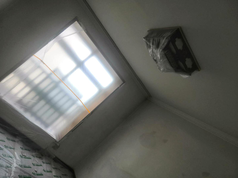 墻面乳膠漆翻新：如果原墻是乳膠漆，且基礎(chǔ)強(qiáng)度較好，經(jīng)簡(jiǎn)單打毛修補(bǔ)后可以直接刷漆，但要注意不要破壞原墻漆膜的完整性，也不要用比原墻乳膠漆附著力好太多的乳膠漆，否則容易起皮脫落；如果原墻是刮瓷，則必須產(chǎn)掉重做，其實(shí)在這方面只要掌握一個(gè)原則，即同等性質(zhì)才能翻新，否則就必須重來(lái)。 如果原墻面的漆已經(jīng)不好了的話，再刷上乳膠漆會(huì)把以前的乳膠漆泡下來(lái)，可以選鮮呼吸SBS強(qiáng)力膠、鮮呼吸卓越型白膠，再刮一遍膩?zhàn)哟蚰ズ笤偎⑷槟z漆。另外，如果經(jīng)濟(jì)條件允許，而你對(duì)原墻質(zhì)量又不滿意的話，建議最好重做。因?yàn)閴γ娴奶幚硎钦麄€(gè)裝修過(guò)程中最骯臟的部分，千萬(wàn)不要圖省事，否則以后會(huì)很麻煩。