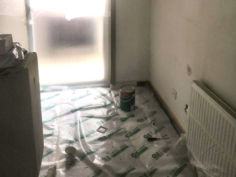 墻面乳膠漆翻新：如果原墻是乳膠漆，且基礎(chǔ)強(qiáng)度較好，經(jīng)簡(jiǎn)單打毛修補(bǔ)后可以直接刷漆，但要注意不要破壞原墻漆膜的完整性，也不要用比原墻乳膠漆附著力好太多的乳膠漆，否則容易起皮脫落；如果原墻是刮瓷，則必須產(chǎn)掉重做，其實(shí)在這方面只要掌握一個(gè)原則，即同等性質(zhì)才能翻新，否則就必須重來(lái)。 如果原墻面的漆已經(jīng)不好了的話，再刷上乳膠漆會(huì)把以前的乳膠漆泡下來(lái)，可以選鮮呼吸SBS強(qiáng)力膠、鮮呼吸卓越型白膠，再刮一遍膩?zhàn)哟蚰ズ笤偎⑷槟z漆。另外，如果經(jīng)濟(jì)條件允許，而你對(duì)原墻質(zhì)量又不滿意的話，建議最好重做。因?yàn)閴γ娴奶幚硎钦麄€(gè)裝修過(guò)程中最骯臟的部分，千萬(wàn)不要圖省事，否則以后會(huì)很麻煩。