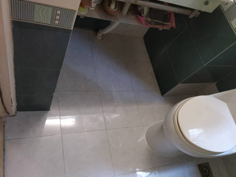 衛(wèi)生間局部裝修：我們要做好衛(wèi)生間的防水工程，一般來說，它的地面防水是需要做兩遍，其防水層要高出地面大概250mm左右。然后我們在做好保護(hù)層，處理好地面防水之后，衛(wèi)生間的墻面也需要做好相應(yīng)的防水工程。需要注意的是衛(wèi)生間的墻面防水層最好做到頂，防水工程做好之后，一定不要忘了做24小時(shí)閉水試驗(yàn)。