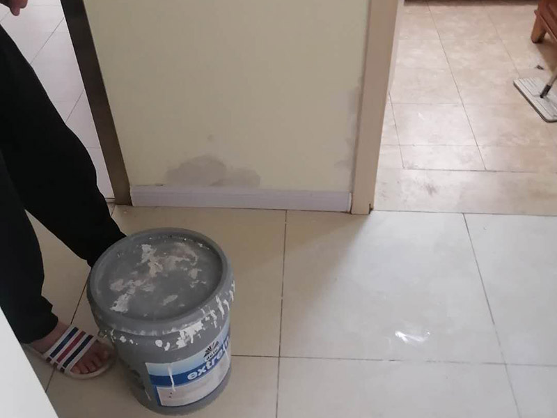 浴室外墻修補(bǔ)：衛(wèi)生間外墻墻皮脫落bai也很正常，主要是因?yàn)樾l(wèi)du生間長(zhǎng)期潮濕，容易變得zhi墻皮dao起泡脫落，如何處理呢？如果想要省心請(qǐng)直接叫專業(yè)的施工隊(duì)伍來干，如果自己處理的話也比較麻煩，首先要鏟除掉外皮，然后再打磨，然后繼續(xù)施工防水漆，要多刷幾層。刷漆以前注意掌握基底的干濕程度。