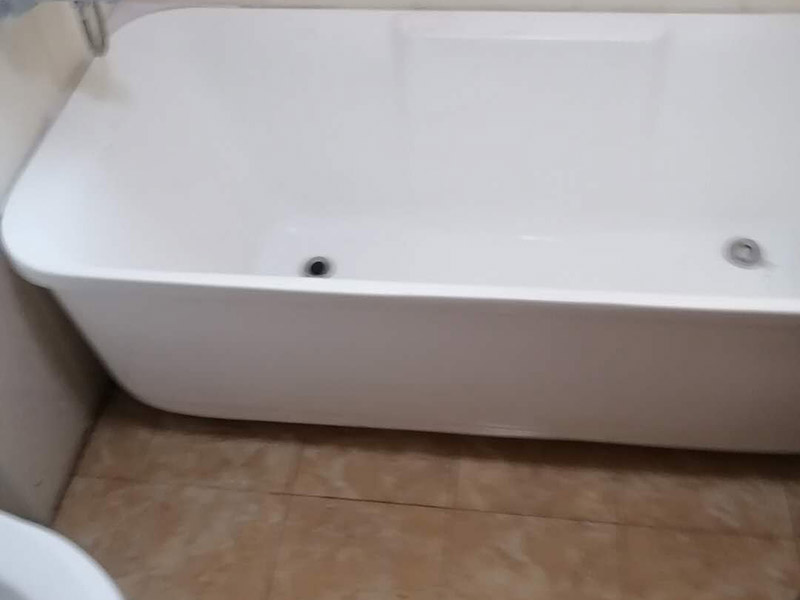 浴室外墻修補(bǔ)：衛(wèi)生間外墻墻皮脫落bai也很正常，主要是因?yàn)樾l(wèi)du生間長(zhǎng)期潮濕，容易變得zhi墻皮dao起泡脫落，如何處理呢？如果想要省心請(qǐng)直接叫專業(yè)的施工隊(duì)伍來干，如果自己處理的話也比較麻煩，首先要鏟除掉外皮，然后再打磨，然后繼續(xù)施工防水漆，要多刷幾層。刷漆以前注意掌握基底的干濕程度。