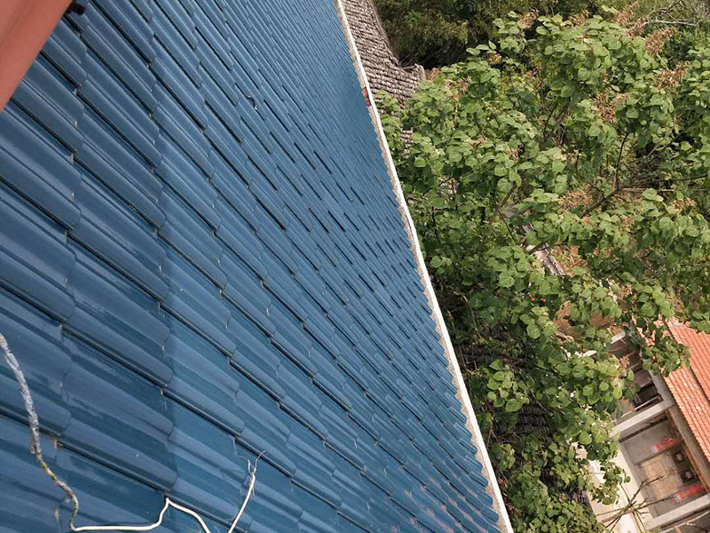 屋檐漏水維修：如果屋頂以前沒有做過防水，是新的水泥樓頂，那最好全面的做一次整體防水。選擇質(zhì)量較好的聚酯防水涂料或者聚酯防水卷材。如果以前做過防水，且時間較久，那么可能防水層已經(jīng)基本失去作用了，只能重新再做一遍。 先清理基面、找平層至混凝土結(jié)構(gòu)層（注意事項(xiàng)一定要打到原混凝土結(jié)構(gòu)層）。用吹風(fēng)機(jī)、掃把清理雜物，基面充分濕潤。然后填平裂縫、封閉裂縫、并且用砂漿找平。 接下來就是用聚酯防水涂刷，涂覆要盡量均勻，不能局部沉積，各層之間的時間間隔以前一層涂膜干固不粘手為準(zhǔn)。基面要求平整、牢固、干凈、無明水、無滲漏、凹凸不平及裂縫處須 先找平，陰陽角應(yīng)做成圓弧角，注意不要有空鼓的現(xiàn)象。