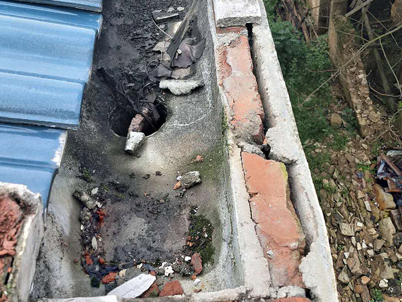 屋檐漏水維修：如果屋頂以前沒有做過防水，是新的水泥樓頂，那最好全面的做一次整體防水。選擇質(zhì)量較好的聚酯防水涂料或者聚酯防水卷材。如果以前做過防水，且時間較久，那么可能防水層已經(jīng)基本失去作用了，只能重新再做一遍。 先清理基面、找平層至混凝土結(jié)構(gòu)層（注意事項(xiàng)一定要打到原混凝土結(jié)構(gòu)層）。用吹風(fēng)機(jī)、掃把清理雜物，基面充分濕潤。然后填平裂縫、封閉裂縫、并且用砂漿找平。 接下來就是用聚酯防水涂刷，涂覆要盡量均勻，不能局部沉積，各層之間的時間間隔以前一層涂膜干固不粘手為準(zhǔn)?；嬉笃秸⒗喂獭⒏蓛?、無明水、無滲漏、凹凸不平及裂縫處須 先找平，陰陽角應(yīng)做成圓弧角，注意不要有空鼓的現(xiàn)象。