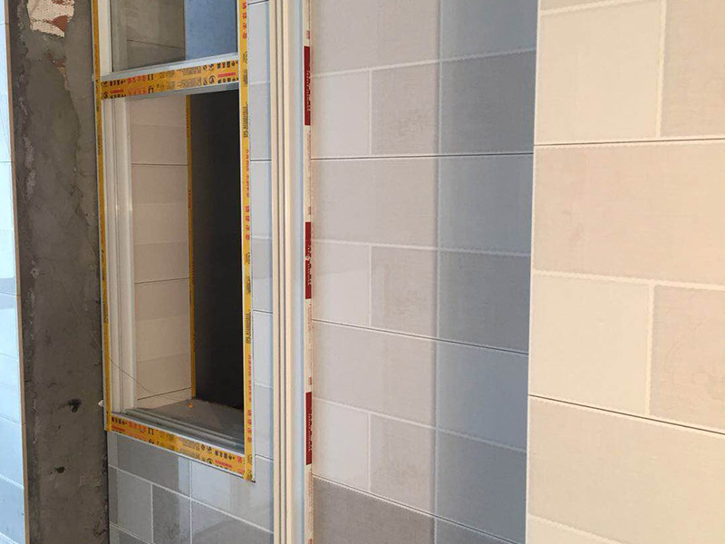 浴室墻磚更換：鋪瓷磚的順序其實(shí)也是有不少講究的，鋪地磚的時(shí)候應(yīng)該從內(nèi)向外貼，遇到坡度或者有地漏的地方，還要注意排水方向找坡；墻面磚的鋪貼應(yīng)該從下向上進(jìn)行。為了最后的鋪貼效果美觀，最底層的瓷磚要最后貼；墻面磚鋪貼結(jié)束以后還要壓地磚。
這里要注意的是，貼瓷磚的時(shí)候不能一面墻貼到頂，否則由于瓷磚較重容易引起脫落。鋪好了地磚盡量不要去踩。