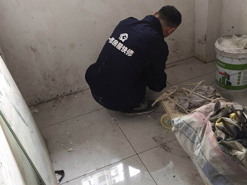 浴室墻磚更換：鋪瓷磚的順序其實(shí)也是有不少講究的，鋪地磚的時(shí)候應(yīng)該從內(nèi)向外貼，遇到坡度或者有地漏的地方，還要注意排水方向找坡；墻面磚的鋪貼應(yīng)該從下向上進(jìn)行。為了最后的鋪貼效果美觀，最底層的瓷磚要最后貼；墻面磚鋪貼結(jié)束以后還要壓地磚。 這里要注意的是，貼瓷磚的時(shí)候不能一面墻貼到頂，否則由于瓷磚較重容易引起脫落。鋪好了地磚盡量不要去踩。