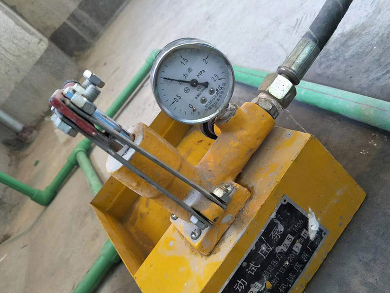 廚房水管打壓測(cè)試：1、直至管道內(nèi)充滿水,關(guān)閉排氣孔。2、逐步增加管道壓力(可觀察壓力表),增至到試驗(yàn)壓力并穩(wěn)壓30min,期間如壓力下降可注水補(bǔ)壓。但不得高于試驗(yàn)壓力。3、檢查管道接口、配件等處有無滲漏現(xiàn)象。如有滲漏,,應(yīng)中止試壓,查明原因并解決滲漏,再按步驟5進(jìn)行組織試壓。4、泄壓至最大試驗(yàn)壓力的50%;5、如果壓力穩(wěn)定在50%的最大工作壓力,甚至有壓力上升現(xiàn)象,表明無滲漏;6、再持續(xù)進(jìn)行外觀檢查90in,如仍無滲漏,則試壓合格。7、管道長度,根據(jù)實(shí)際情況采取,但最長不得長于500m;8、在管道兩端(已焊有PE法蘭盤)配裝密閉法蘭板,中間使用硅膠板作密封。用螺栓緊固,并配置球閥。一端為進(jìn)水口,一端為出水口(也做排氣孔)。9、在進(jìn)水口端,應(yīng)安裝上壓力表。