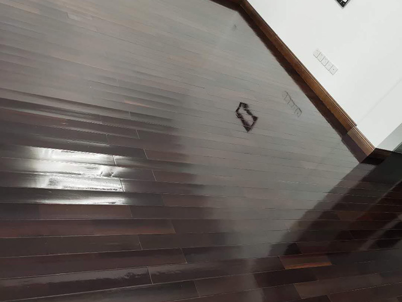 地板保養(yǎng)打蠟：首先不是所有的地板都是有需要打蠟保養(yǎng)的，強化地板就是不需要打蠟的。它是分為了耐磨層、基材層和底層三層結(jié)合成的。表層耐磨層為三氧化二鋁，具有較高的耐磨性和防護性，因此相對于實木等其他地板，強化地板的表層本身保護比較嚴實，不需要&ldquo;多此一舉&rdquo;。 很多人認為打蠟時，越多蠟越好，其實這個是很大的誤區(qū)。如果是用蠟過多，反而因為縫隙填滿太多而影響美觀，還有可能會造成也拋光不勻，直接影響了地板亮度。所以只要用適當?shù)挠靡恍┫灳蛪蛄耍业匕宕蛳炓膊皇窃筋l繁越好，一般實木地板隔半年打一次即可。