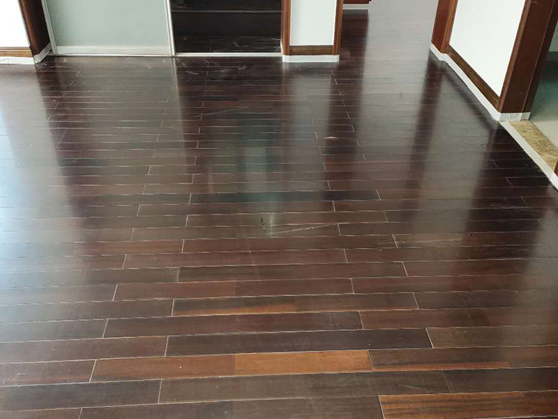 地板保養(yǎng)打蠟：首先不是所有的地板都是有需要打蠟保養(yǎng)的，強化地板就是不需要打蠟的。它是分為了耐磨層、基材層和底層三層結(jié)合成的。表層耐磨層為三氧化二鋁，具有較高的耐磨性和防護性，因此相對于實木等其他地板，強化地板的表層本身保護比較嚴實，不需要&ldquo;多此一舉&rdquo;。 很多人認為打蠟時，越多蠟越好，其實這個是很大的誤區(qū)。如果是用蠟過多，反而因為縫隙填滿太多而影響美觀，還有可能會造成也拋光不勻，直接影響了地板亮度。所以只要用適當?shù)挠靡恍┫灳蛪蛄?，而且地板打蠟也不是越頻繁越好，一般實木地板隔半年打一次即可。