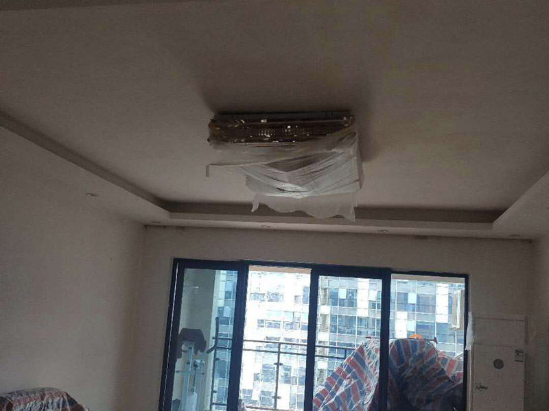 客廳頂面粉刷翻新：首先做基層處理：用膩?zhàn)幼鰤γ婊鶎优健?接著要選擇一款質(zhì)量信得過(guò)的乳膠漆底漆。最后進(jìn)行墻布基膜的涂刷。做完這些，就可以在墻面上粘貼喜的壁紙了。 刷基膜的好處還在于以后換壁紙后方便，舊壁紙撕下后，墻面完好。它能滲入基面，使基面更堅(jiān)固、耐久，同時(shí)又不受基面、水分、潮氣及堿性物質(zhì)的影響，不致基面粉化。 水泥墻面也不可以直接刷涂料。即使墻面摸起來(lái)十分平滑，如果墻面沒有進(jìn)行處理，直接刷涂料的話以后會(huì)出現(xiàn)裂痕、起皮、空鼓的現(xiàn)象。而且直接涂刷涂料，會(huì)蓋不住水泥墻的底色。 所以要先在水泥墻面涂刷界面劑，然后再進(jìn)行找平處理，確定墻面的平整度小于4mm。最后在批刮兩遍耐水膩?zhàn)?。批刮完耐水膩?zhàn)又螅鬯⑼苛暇秃谩Ｄ佔(zhàn)涌梢哉谏w水泥的灰色。