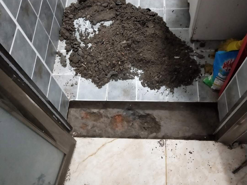 門檻石更換安裝：讓瓦工用切割機沿著大理石的邊口（縫隙）切割，然后用榔頭砸掉，再清除剩下的石材碎片就行了。當兩個空間（例如房間）地面所用的材料質地不同時，特別是兩種材料無法互相收口。利用門檻石分別給兩種材料收口（交圈）。這種交圈在施工中的許多地方、許多工種都廣泛運用。比如你說的廚房與外面的房間，由于廚房多數采用地磚，其他房間則不一定是地磚，可能是地板；而地磚鋪設到門邊時往往不是整數（模數）；假設地板也是垂直與門的，這樣在兩者之間放置一塊條形石材，既可以將地磚的拼縫遮擋住，也可以遮擋住地板的拼縫。兩種材料之間有一個過度。行話說：&ldquo;交圈了&rdquo;。