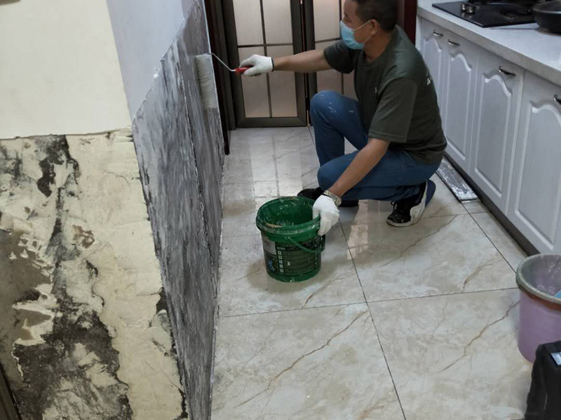 墻裙重新刮膩?zhàn)臃拢何覀冪P墻一般要鏟到抹灰層，然后檢查裂縫，常規(guī)來說，裂縫一般都選用牛皮紙帶或者防裂網(wǎng)格貼住裂縫。貼完之后要用界面劑把墻面基層處理一遍，作用就是讓后刮的膩?zhàn)幽芨玫暮鸵郧暗脑袎γ嬲澈?。刮膩?zhàn)幼詈眠x顆粒細(xì)度較高和質(zhì)地較硬的膩?zhàn)印９文佔(zhàn)拥臅r(shí)候要注意，刮涂的時(shí)候要均勻，上一遍施工之后要等這層徹底干透之后才能進(jìn)行下一步的施工。墻面翻新刮膩?zhàn)又缶褪谴蚰?，要?duì)墻面打磨找平，先是用石膏對(duì)膩?zhàn)舆M(jìn)行修補(bǔ)然后用砂紙打磨。