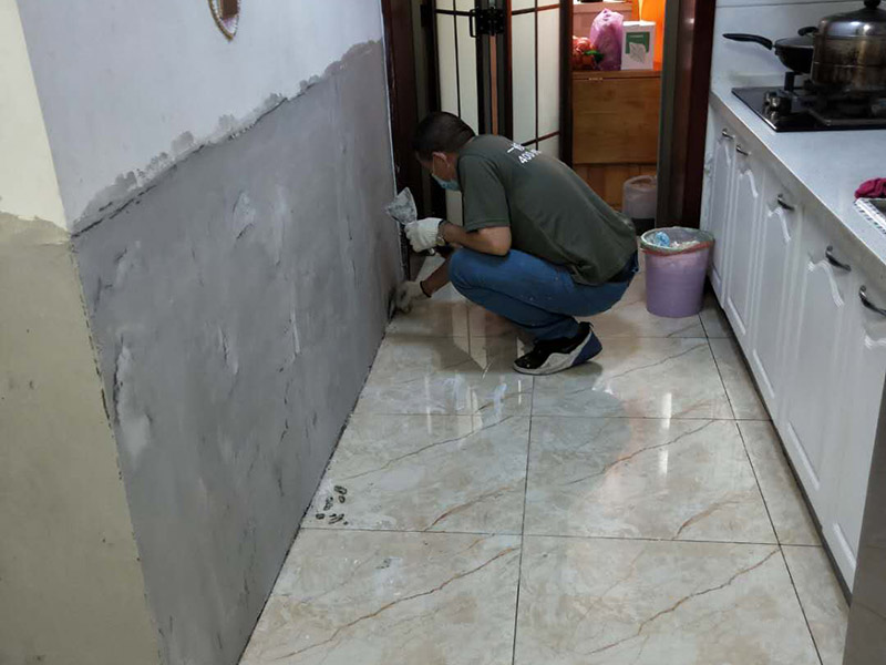 墻裙重新刮膩?zhàn)臃拢何覀冪P墻一般要鏟到抹灰層，然后檢查裂縫，常規(guī)來說，裂縫一般都選用牛皮紙帶或者防裂網(wǎng)格貼住裂縫。貼完之后要用界面劑把墻面基層處理一遍，作用就是讓后刮的膩?zhàn)幽芨玫暮鸵郧暗脑袎γ嬲澈?。刮膩?zhàn)幼詈眠x顆粒細(xì)度較高和質(zhì)地較硬的膩?zhàn)?。刮膩?zhàn)拥臅r(shí)候要注意，刮涂的時(shí)候要均勻，上一遍施工之后要等這層徹底干透之后才能進(jìn)行下一步的施工。墻面翻新刮膩?zhàn)又缶褪谴蚰?，要?duì)墻面打磨找平，先是用石膏對(duì)膩?zhàn)舆M(jìn)行修補(bǔ)然后用砂紙打磨。