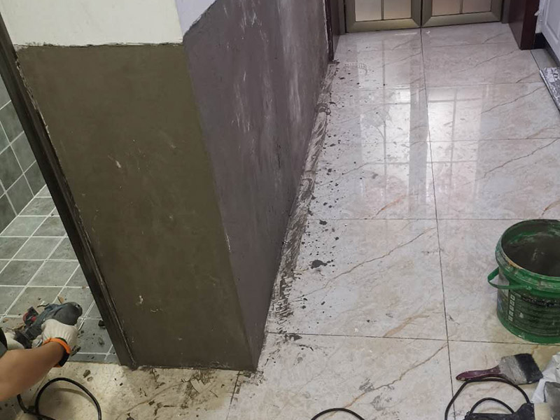 墻裙重新刮膩?zhàn)臃拢何覀冪P墻一般要鏟到抹灰層，然后檢查裂縫，常規(guī)來說，裂縫一般都選用牛皮紙帶或者防裂網(wǎng)格貼住裂縫。貼完之后要用界面劑把墻面基層處理一遍，作用就是讓后刮的膩?zhàn)幽芨玫暮鸵郧暗脑袎γ嬲澈?。刮膩?zhàn)幼詈眠x顆粒細(xì)度較高和質(zhì)地較硬的膩?zhàn)?。刮膩?zhàn)拥臅r(shí)候要注意，刮涂的時(shí)候要均勻，上一遍施工之后要等這層徹底干透之后才能進(jìn)行下一步的施工。墻面翻新刮膩?zhàn)又缶褪谴蚰?，要?duì)墻面打磨找平，先是用石膏對(duì)膩?zhàn)舆M(jìn)行修補(bǔ)然后用砂紙打磨。