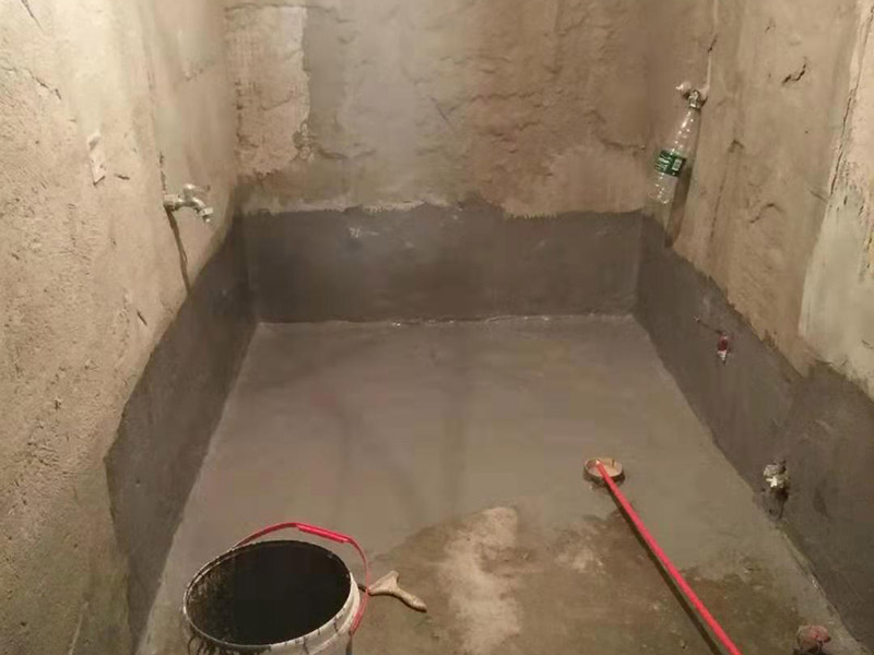 衛(wèi)生間刷防水：首先要進(jìn)行地面處理，確保地面干凈，沒(méi)有任何雜物污染，基層表面堅(jiān)實(shí)，無(wú)脫皮等現(xiàn)象，我們還要進(jìn)行地面找平，保證地面平整，沒(méi)有較大的缺陷和補(bǔ)痕。一般來(lái)說(shuō)，衛(wèi)生間的防水要做到180厘米，非淋浴墻面防水不能低于35厘米。小編建議防水統(tǒng)一做到180厘米。刷涂料不僅要注意高度，還有注意涂刷的厚度，國(guó)家規(guī)定防水涂料要涂到1.5毫米厚。防水涂料是要刷兩遍，第二遍涂料是要等第一遍涂料干透之后才能開(kāi)始刷。