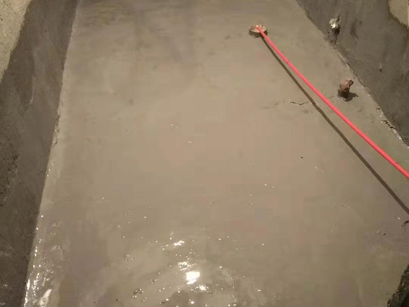 衛(wèi)生間刷防水：首先要進(jìn)行地面處理，確保地面干凈，沒(méi)有任何雜物污染，基層表面堅(jiān)實(shí)，無(wú)脫皮等現(xiàn)象，我們還要進(jìn)行地面找平，保證地面平整，沒(méi)有較大的缺陷和補(bǔ)痕。一般來(lái)說(shuō)，衛(wèi)生間的防水要做到180厘米，非淋浴墻面防水不能低于35厘米。小編建議防水統(tǒng)一做到180厘米。刷涂料不僅要注意高度，還有注意涂刷的厚度，國(guó)家規(guī)定防水涂料要涂到1.5毫米厚。防水涂料是要刷兩遍，第二遍涂料是要等第一遍涂料干透之后才能開(kāi)始刷。