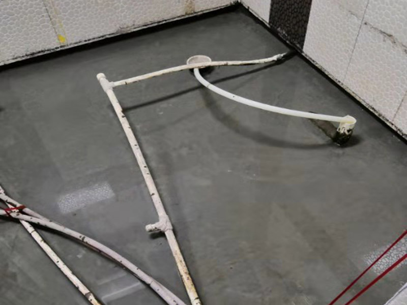 衛(wèi)生間閉水試驗(yàn)：防水施工驗(yàn)收，需要進(jìn)行兩次閉水試驗(yàn)。但是沒(méi)有規(guī)定兩次閉水試驗(yàn)都是在什么時(shí)候做，所以不同地區(qū)、不同裝修公司，做兩次試驗(yàn)的時(shí)間也不同。常見(jiàn)兩種做法： 1.第一次防水試驗(yàn)在防水層施工完成，保護(hù)層施工之前進(jìn)行，這種做法可以及早找出防水層施工的錯(cuò)誤，并及時(shí)進(jìn)行改正。 第二次防水試驗(yàn)在保護(hù)層施工完成后進(jìn)行，這一次試驗(yàn)也是業(yè)主、物業(yè)對(duì)防水工程的驗(yàn)收。 2.第一次防水試驗(yàn)在防水完全施工后（保護(hù)層也施工完成），驗(yàn)收也是在此時(shí)進(jìn)行。 第二次防水試驗(yàn)在地面、潔具施工完成后（入住前）。這樣做的好處，是可以檢查在地面施工時(shí)，是否對(duì)防水層造成了破壞。 無(wú)論使用哪種做法，在發(fā)現(xiàn)防水施工錯(cuò)誤之后，應(yīng)立刻進(jìn)行維修。且維修后應(yīng)該重新做兩次閉水試驗(yàn)。