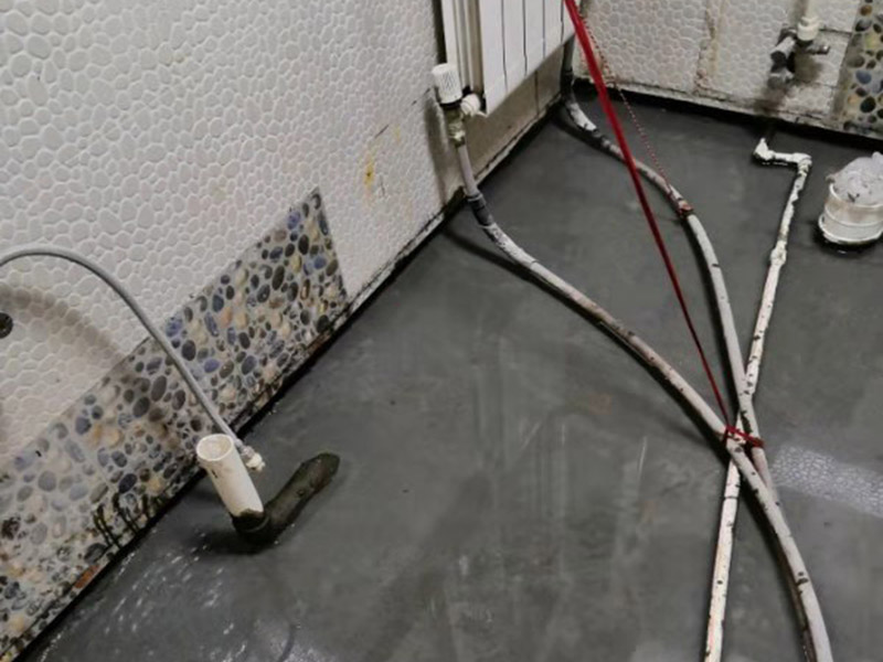 衛(wèi)生間閉水試驗(yàn)：防水施工驗(yàn)收，需要進(jìn)行兩次閉水試驗(yàn)。但是沒(méi)有規(guī)定兩次閉水試驗(yàn)都是在什么時(shí)候做，所以不同地區(qū)、不同裝修公司，做兩次試驗(yàn)的時(shí)間也不同。常見(jiàn)兩種做法： 1.第一次防水試驗(yàn)在防水層施工完成，保護(hù)層施工之前進(jìn)行，這種做法可以及早找出防水層施工的錯(cuò)誤，并及時(shí)進(jìn)行改正。 第二次防水試驗(yàn)在保護(hù)層施工完成后進(jìn)行，這一次試驗(yàn)也是業(yè)主、物業(yè)對(duì)防水工程的驗(yàn)收。 2.第一次防水試驗(yàn)在防水完全施工后（保護(hù)層也施工完成），驗(yàn)收也是在此時(shí)進(jìn)行。 第二次防水試驗(yàn)在地面、潔具施工完成后（入住前）。這樣做的好處，是可以檢查在地面施工時(shí)，是否對(duì)防水層造成了破壞。 無(wú)論使用哪種做法，在發(fā)現(xiàn)防水施工錯(cuò)誤之后，應(yīng)立刻進(jìn)行維修。且維修后應(yīng)該重新做兩次閉水試驗(yàn)。