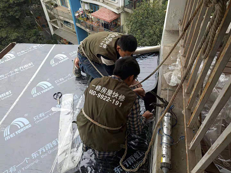 露臺屋頂防水：1.把基面處理成堅固、平整、干凈,無灰塵、油膩、蠟等以及其它碎屑物質;基面有孔隙、裂縫、不平等缺陷的,須預先用水泥砂漿修補抹平2.選擇適合家裝的防水材料。防水材料建議選擇柔嫩型的聚合物水泥基防水涂/漿料。3.注意防水要施工到位。