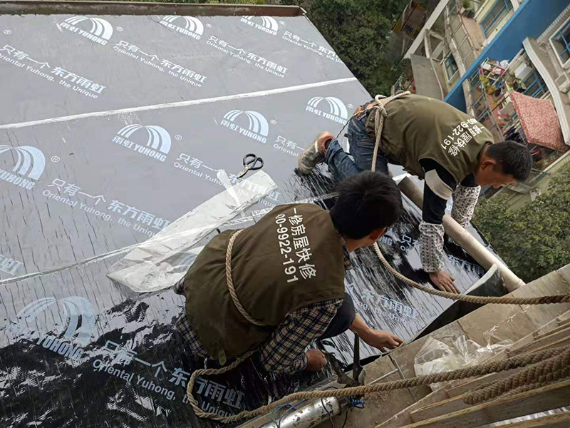 露臺屋頂防水：1.把基面處理成堅固、平整、干凈,無灰塵、油膩、蠟等以及其它碎屑物質;基面有孔隙、裂縫、不平等缺陷的,須預先用水泥砂漿修補抹平2.選擇適合家裝的防水材料。防水材料建議選擇柔嫩型的聚合物水泥基防水涂/漿料。3.注意防水要施工到位。