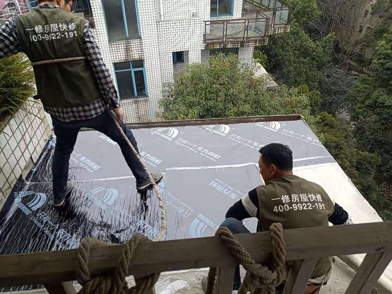 露臺屋頂防水：1.把基面處理成堅固、平整、干凈,無灰塵、油膩、蠟等以及其它碎屑物質;基面有孔隙、裂縫、不平等缺陷的,須預先用水泥砂漿修補抹平2.選擇適合家裝的防水材料。防水材料建議選擇柔嫩型的聚合物水泥基防水涂/漿料。3.注意防水要施工到位。