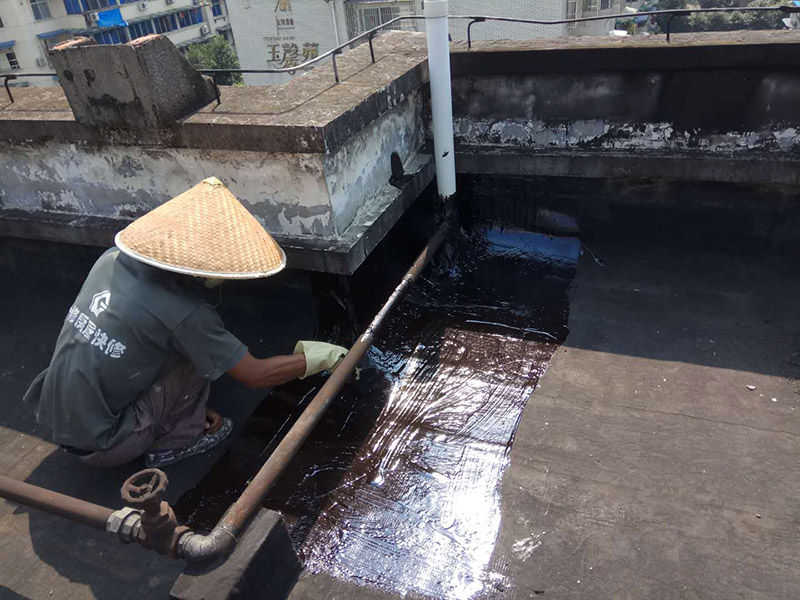 屋頂防水施工：首先，用水泥砂漿找平，同時做好防水層和保護層，然后，檢查基層處理并進行清理，要求不能有任何雜質，且屋面必須保持干燥，否則會直接影響防水效果，最后，根據(jù)當天的施工量配置相應的瀝青，并參照從高到低、從遠到近的順序，開始鋪貼屋面防水卷材。