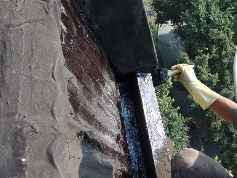 屋頂防水施工：首先，用水泥砂漿找平，同時做好防水層和保護層，然后，檢查基層處理并進行清理，要求不能有任何雜質，且屋面必須保持干燥，否則會直接影響防水效果，最后，根據(jù)當天的施工量配置相應的瀝青，并參照從高到低、從遠到近的順序，開始鋪貼屋面防水卷材。