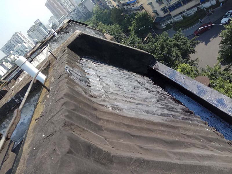 屋頂防水施工：首先，用水泥砂漿找平，同時做好防水層和保護層，然后，檢查基層處理并進行清理，要求不能有任何雜質，且屋面必須保持干燥，否則會直接影響防水效果，最后，根據(jù)當天的施工量配置相應的瀝青，并參照從高到低、從遠到近的順序，開始鋪貼屋面防水卷材。