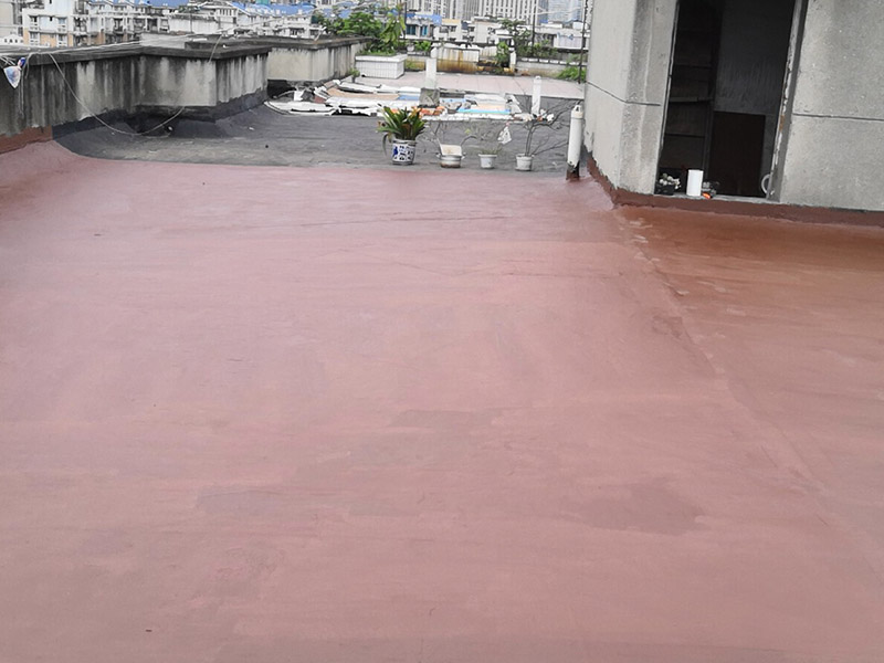 樓頂屋面防水涂刷：1．在干燥表基面上施工防水涂料前應(yīng)先濕潤基du面至無明水為準(zhǔn)，若基面潮濕但無明水可直接施工。2．按配比先將防水漿料乳液倒入拌料桶中，然后再將粉料倒入，充分?jǐn)嚢柚辆鶆?、無料粒糊狀，靜置十分鐘后再攪拌一下，效果更佳。3．用毛刷或滾刷直接將膠漿涂刷在基面上，待第一層完全干透后（約2小時(shí)或手擦不粘為準(zhǔn)），再涂刷第二遍，兩遍的涂刷方向應(yīng)交錯(cuò)。