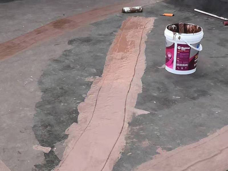 樓頂屋面防水涂刷：1．在干燥表基面上施工防水涂料前應(yīng)先濕潤基du面至無明水為準(zhǔn)，若基面潮濕但無明水可直接施工。2．按配比先將防水漿料乳液倒入拌料桶中，然后再將粉料倒入，充分?jǐn)嚢柚辆鶆?、無料粒糊狀，靜置十分鐘后再攪拌一下，效果更佳。3．用毛刷或滾刷直接將膠漿涂刷在基面上，待第一層完全干透后（約2小時(shí)或手擦不粘為準(zhǔn)），再涂刷第二遍，兩遍的涂刷方向應(yīng)交錯(cuò)。