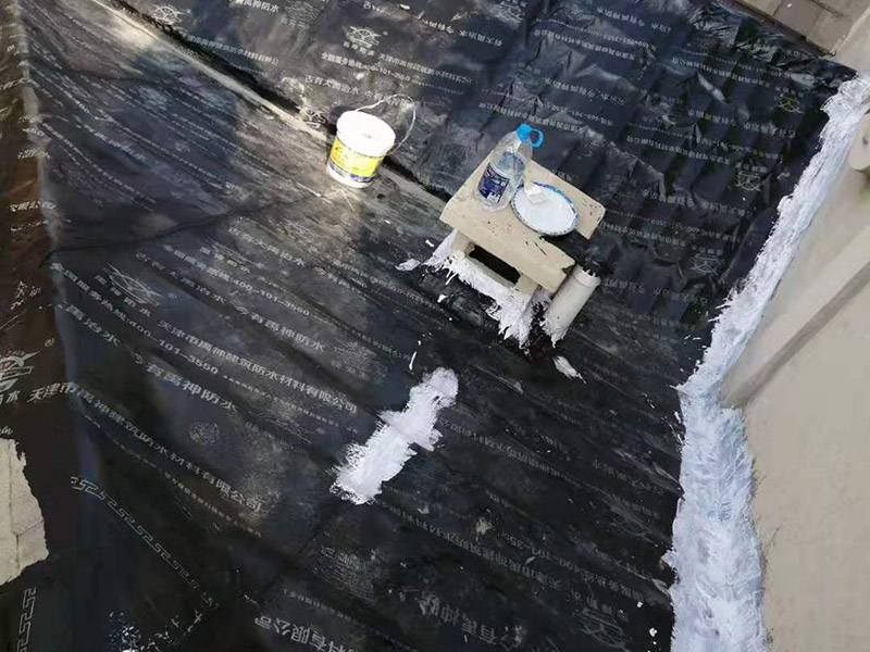 屋頂瓦房鋪防水卷材：1.可以在房子上面鋪上防雨布。2.最好是在瓦下面刷上防雨的材料，之后再鋪瓦。3.可以做防水吊頂。4.傳統(tǒng)的防水補(bǔ)漏。