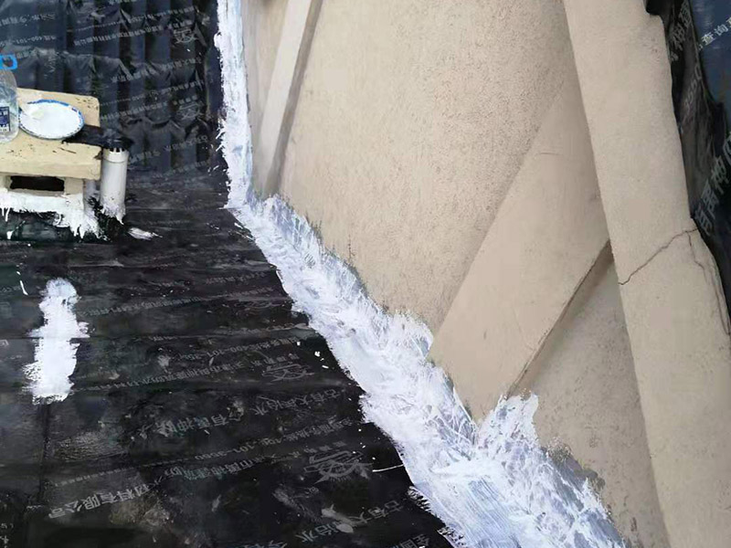 屋頂瓦房鋪防水卷材：1.可以在房子上面鋪上防雨布。2.最好是在瓦下面刷上防雨的材料，之后再鋪瓦。3.可以做防水吊頂。4.傳統(tǒng)的防水補(bǔ)漏。