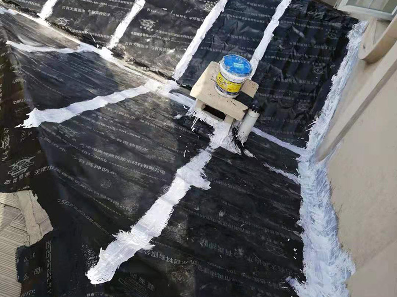 屋頂瓦房鋪防水卷材：1.可以在房子上面鋪上防雨布。2.最好是在瓦下面刷上防雨的材料，之后再鋪瓦。3.可以做防水吊頂。4.傳統(tǒng)的防水補(bǔ)漏。