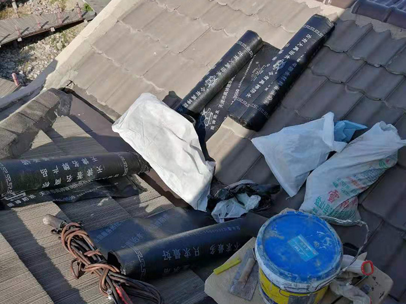 屋頂瓦房鋪防水卷材：1.可以在房子上面鋪上防雨布。2.最好是在瓦下面刷上防雨的材料，之后再鋪瓦。3.可以做防水吊頂。4.傳統(tǒng)的防水補(bǔ)漏。