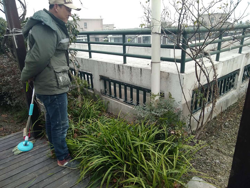 屋頂露臺看現(xiàn)場：如果防水師傅沒有檢驗基層，直接就刷防水涂料的話，那么基層比較差，后期肯定會發(fā)生滲漏問題的。當然，有的朋友會說，即便發(fā)生這種情況，后果也是該師傅來承擔的。但事實上，真的沒有人會希望發(fā)生問題，畢竟在出現(xiàn)問題之后，會給自己生活帶來很大的麻煩。