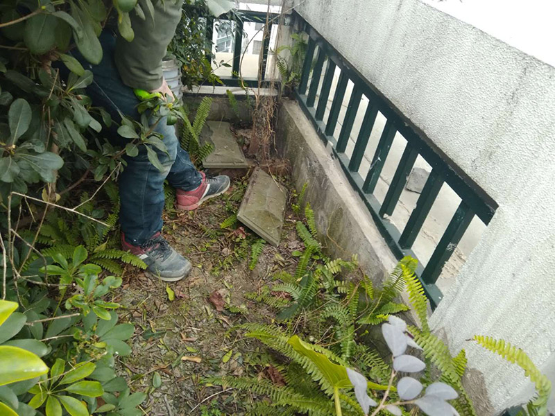 屋頂露臺看現(xiàn)場：如果防水師傅沒有檢驗基層，直接就刷防水涂料的話，那么基層比較差，后期肯定會發(fā)生滲漏問題的。當然，有的朋友會說，即便發(fā)生這種情況，后果也是該師傅來承擔的。但事實上，真的沒有人會希望發(fā)生問題，畢竟在出現(xiàn)問題之后，會給自己生活帶來很大的麻煩。