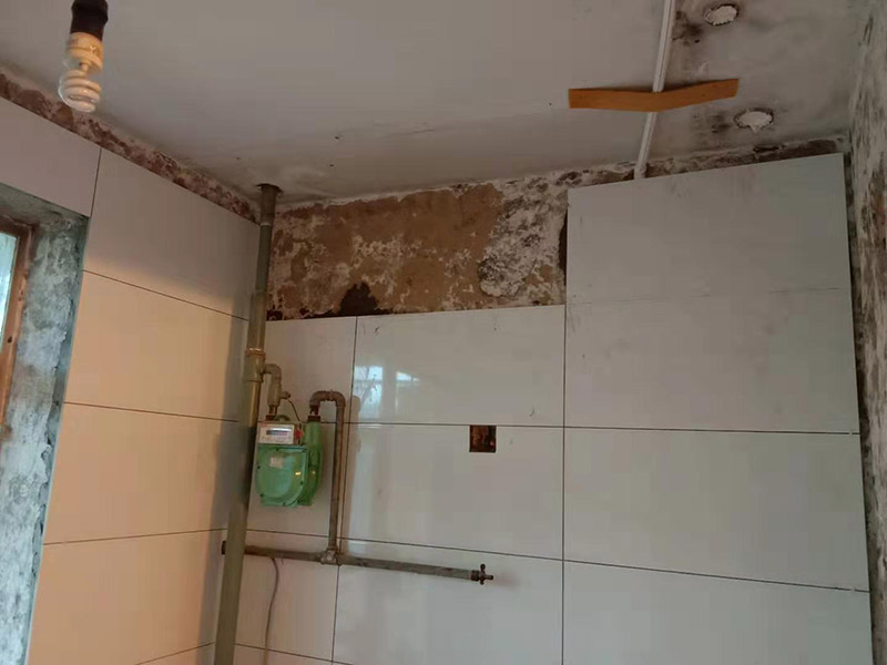 廚房墻面貼瓷磚：貼瓷片要bai根據(jù)墻面要du求，把整磚鋪貼到顯眼的地方，把切過的磚往一邊鋪貼。如果有腰線的話可以鋪貼的高度最好是超過灶臺的高度為佳。鋪貼可以鋪貼完一面墻后在進(jìn)行下個墻面，記住接口位置的拼接。最好能做到90度角，2瓷片碰接45度接口。 1、用細(xì)線拉出墻角的角度，最好每個墻角都90度。2、調(diào)好水泥漿或水泥砂漿。3、從底下橫著粘貼一排，每個磚的平整度很重要，4、連接墻角度的瓷磚接口是用收邊條還是用45度碰角。5,、一般粘貼高度為2.4米。