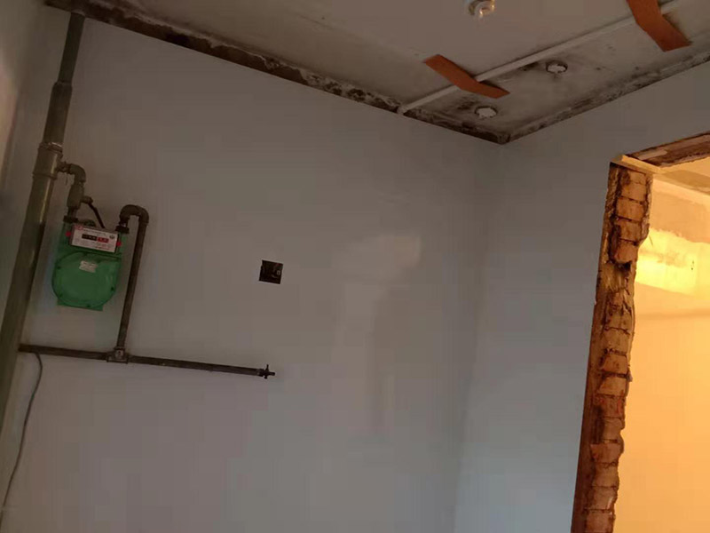 廚房墻面貼瓷磚：貼瓷片要bai根據(jù)墻面要du求，把整磚鋪貼到顯眼的地方，把切過的磚往一邊鋪貼。如果有腰線的話可以鋪貼的高度最好是超過灶臺的高度為佳。鋪貼可以鋪貼完一面墻后在進(jìn)行下個墻面，記住接口位置的拼接。最好能做到90度角，2瓷片碰接45度接口。 1、用細(xì)線拉出墻角的角度，最好每個墻角都90度。2、調(diào)好水泥漿或水泥砂漿。3、從底下橫著粘貼一排，每個磚的平整度很重要，4、連接墻角度的瓷磚接口是用收邊條還是用45度碰角。5,、一般粘貼高度為2.4米。