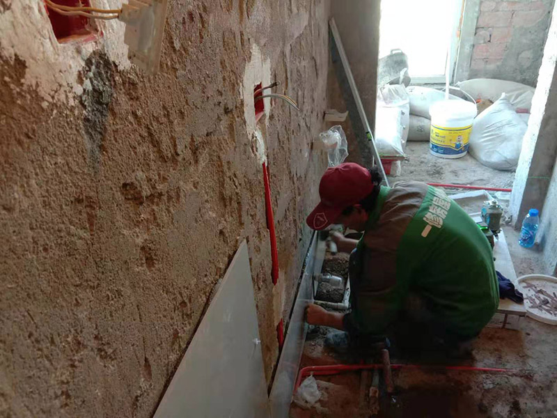 廚房貼瓷磚維修：貼磚之前你的用大盆將瓷磚浸泡12小時然后再拿到蔭涼出放置12小時；地面抄平完畢，做好地面防水及防水保護層。做好水電管線已安裝，并堵實抹平腳手眼和管洞等。臉盆架、鏡卡、管卡、水箱、煤氣等應(yīng)埋好防腐木磚，位置準確。然后將殘存在基層的砂漿粉渣、灰塵、油污等清理干凈，并提前澆水濕潤。 待底層灰六、七層干時，按圖紙要求，面磚規(guī)格及實際條件進行排磚、彈線。刮平，隨抹隨自上而下粘貼面磚，要求砂漿飽滿，虧灰時，取下重貼，并隨時用靠尺檢查平整度，同時保證縫隙寬度一致貼完經(jīng)自檢無空鼓、不平、不直后，用棉紗擦干凈，用白水泥漿或拍干水泥擦縫，用布將縫內(nèi)的素漿擦勻，磚面擦干凈。