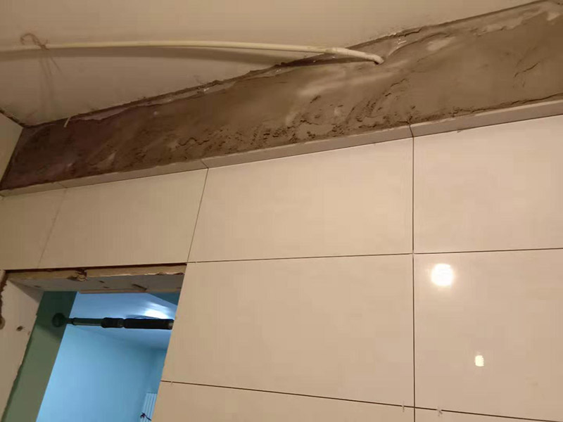 廚房貼瓷磚維修：貼磚之前你的用大盆將瓷磚浸泡12小時然后再拿到蔭涼出放置12小時；地面抄平完畢，做好地面防水及防水保護層。做好水電管線已安裝，并堵實抹平腳手眼和管洞等。臉盆架、鏡卡、管卡、水箱、煤氣等應(yīng)埋好防腐木磚，位置準確。然后將殘存在基層的砂漿粉渣、灰塵、油污等清理干凈，并提前澆水濕潤。 待底層灰六、七層干時，按圖紙要求，面磚規(guī)格及實際條件進行排磚、彈線。刮平，隨抹隨自上而下粘貼面磚，要求砂漿飽滿，虧灰時，取下重貼，并隨時用靠尺檢查平整度，同時保證縫隙寬度一致貼完經(jīng)自檢無空鼓、不平、不直后，用棉紗擦干凈，用白水泥漿或拍干水泥擦縫，用布將縫內(nèi)的素漿擦勻，磚面擦干凈。