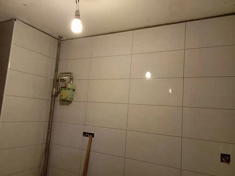 廚房貼瓷磚維修：貼磚之前你的用大盆將瓷磚浸泡12小時然后再拿到蔭涼出放置12小時；地面抄平完畢，做好地面防水及防水保護層。做好水電管線已安裝，并堵實抹平腳手眼和管洞等。臉盆架、鏡卡、管卡、水箱、煤氣等應(yīng)埋好防腐木磚，位置準確。然后將殘存在基層的砂漿粉渣、灰塵、油污等清理干凈，并提前澆水濕潤。 待底層灰六、七層干時，按圖紙要求，面磚規(guī)格及實際條件進行排磚、彈線。刮平，隨抹隨自上而下粘貼面磚，要求砂漿飽滿，虧灰時，取下重貼，并隨時用靠尺檢查平整度，同時保證縫隙寬度一致貼完經(jīng)自檢無空鼓、不平、不直后，用棉紗擦干凈，用白水泥漿或拍干水泥擦縫，用布將縫內(nèi)的素漿擦勻，磚面擦干凈。