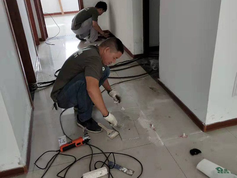 客廳走廊瓷磚空鼓維修：瓷磚的中間位置出現(xiàn)空鼓情況，這種情況就需要將這塊瓷磚撬下來重新鋪設了。具體要采取從瓷磚中間部分開砸，但是不能從中間直接砸，可以使用小型水鉆先開個孔，再使用工具慢慢的向四周蔓延的方式來撬開瓷磚，避免將周邊的額瓷磚損壞。