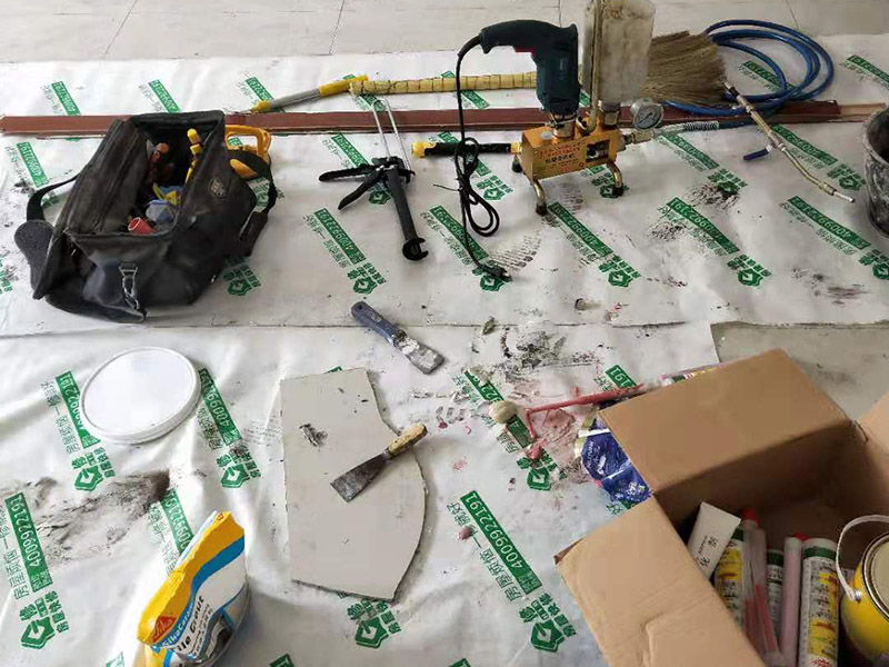 客廳走廊瓷磚空鼓維修：瓷磚的中間位置出現(xiàn)空鼓情況，這種情況就需要將這塊瓷磚撬下來重新鋪設了。具體要采取從瓷磚中間部分開砸，但是不能從中間直接砸，可以使用小型水鉆先開個孔，再使用工具慢慢的向四周蔓延的方式來撬開瓷磚，避免將周邊的額瓷磚損壞。