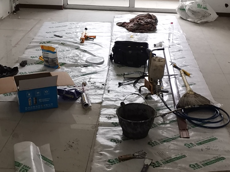 客廳走廊瓷磚空鼓維修：瓷磚的中間位置出現(xiàn)空鼓情況，這種情況就需要將這塊瓷磚撬下來重新鋪設了。具體要采取從瓷磚中間部分開砸，但是不能從中間直接砸，可以使用小型水鉆先開個孔，再使用工具慢慢的向四周蔓延的方式來撬開瓷磚，避免將周邊的額瓷磚損壞。