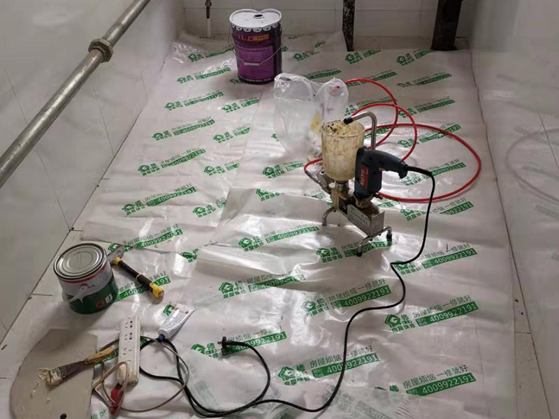 地磚空鼓維修：如果是墻面的邊角出現(xiàn)空鼓的情況，采用灌漿法進(jìn)行維修瓷磚四周縫隙鏟開(kāi)，然后用比較稀的水泥進(jìn)行灌注并且要邊灌邊敲擊瓷磚，這樣可以將水泥漿滲透，不易對(duì)瓷磚造成破壞。 瓷磚空鼓，但基層砂漿未脫落，可以用耐候膠進(jìn)行鋪貼。 瓷磚空鼓，瓷磚基層粘貼砂漿已松動(dòng)，這種情況就需要將這塊瓷磚刨下來(lái)重新用水泥砂漿進(jìn)行鋪設(shè)了。 鋪貼墻磚前對(duì)墻面進(jìn)行灑水潤(rùn)濕，并對(duì)釉面磚充分浸泡（30分鐘左右），鋪貼時(shí)用皮錘敲實(shí)可以避免空鼓的產(chǎn)生。